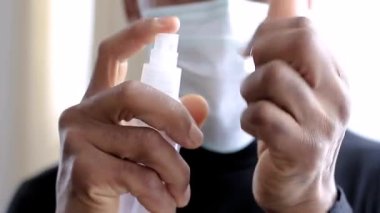 Elini sprey sprey şişesiyle spreyleyerek Coronavirus stok videosunu yeniyor.