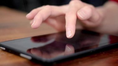 Kadın Eli Cep Telefonu Kullanıyor