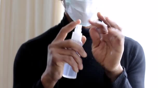 Spruzzando Mano Con Bottiglia Spray Igienizzante Battendo Coronavirus Stock Video — Video Stock