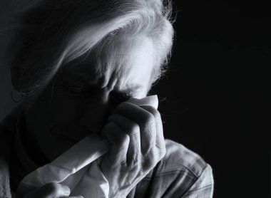 Depresyondaki kadın kendini yalnız ve duygusal olarak ezilmiş hissediyor.