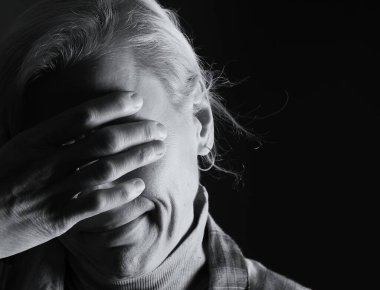 Yalnızlık çeken ve depresyondan dolayı duygusal acı çeken bir kadın.