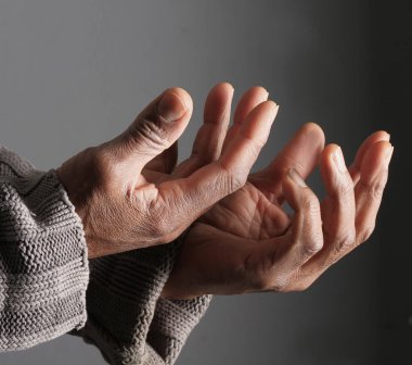 Stüdyo arka planı, inanç ve maneviyat kavramında Tanrı 'ya dua eden bir adam.