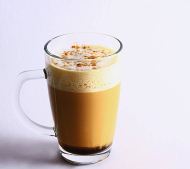 Süt köpüklü, cam bardakta latte kahve.