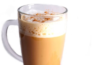 Süt köpüklü, cam bardakta latte kahve. Beyaz arka planda izole edilmiş.