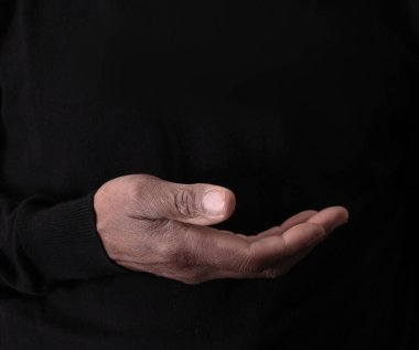 Karanlık Arkaplan, Dua ve Umut Konseptine Açık El Hareketi