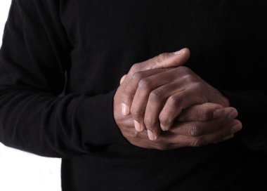 İncil 'i okuduktan sonra, beyaz arka planda dua eden bir adamla el ele Tanrı' ya dua etmek.