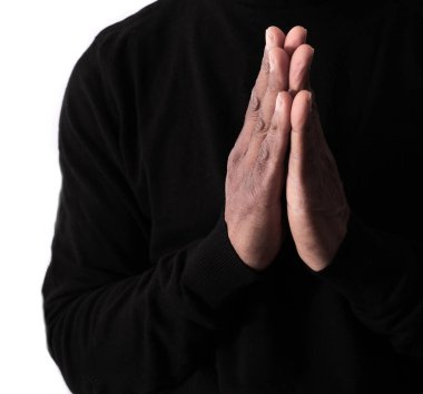 İncil 'i okuduktan sonra, beyaz arka planda dua eden bir adamla el ele Tanrı' ya dua etmek.