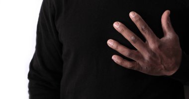 Stüdyo arka planı, inanç ve maneviyat kavramında Tanrı 'ya dua eden bir adam.