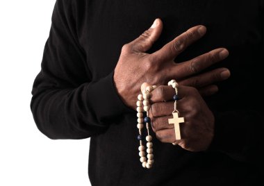 Ellerinde haç, dua ve inanç konsepti olan Hıristiyan tespihi.