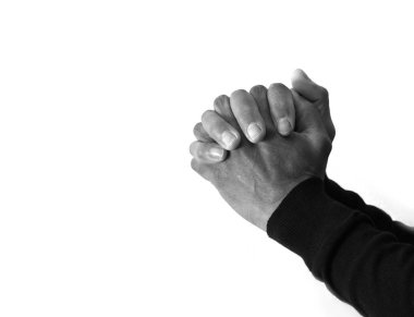 İncil 'i okuduktan sonra Tanrı' ya el ele dua eden adam dua ediyor. Siyah beyaz fotoğraf.