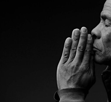 Stüdyo arka planı, inanç ve maneviyat kavramında Tanrı 'ya dua eden bir adam.