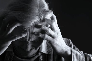 Ağır duygusal depresyonla uğraşan bir kadın