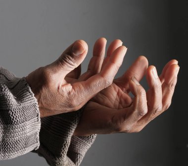 Stüdyo arka planı, inanç ve maneviyat kavramında Tanrı 'ya dua eden bir adam.