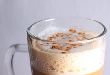 Beyaz Arkaplanda Süt Köpüklü Cam Latte Bardağını Kapat