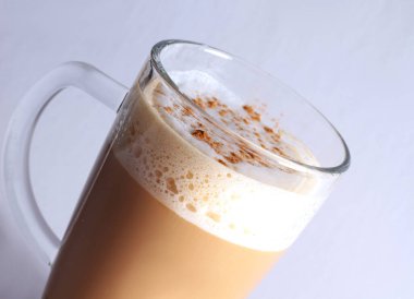 Beyaz Arkaplanda Süt Köpüklü Cam Kupa