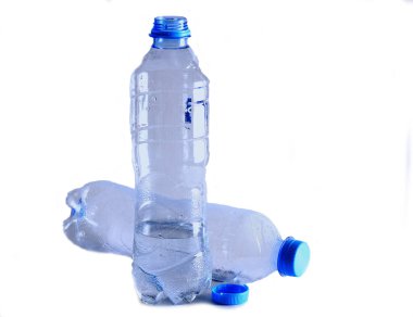 Beyaz arkaplandaki su şişelerinin görüntüsünü kapat