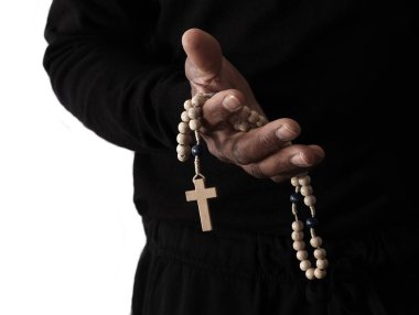 Ellerinde haç, dua ve inanç konsepti olan Hıristiyan tespihi.