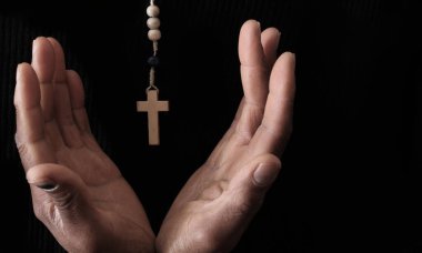 Karanlık arka planda dua eden eller ve haç, Hıristiyanlık inancı kavramı