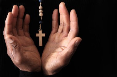 Karanlık arka planda dua eden eller ve haç, Hıristiyanlık inancı kavramı