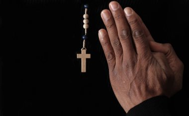 Karanlık arka planda dua eden eller ve haç, Hıristiyanlık inancı kavramı