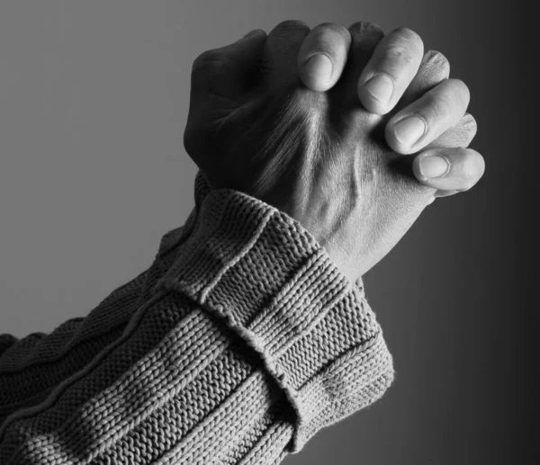 Stüdyo arka planı, inanç ve maneviyat kavramında Tanrı 'ya dua eden bir adam.