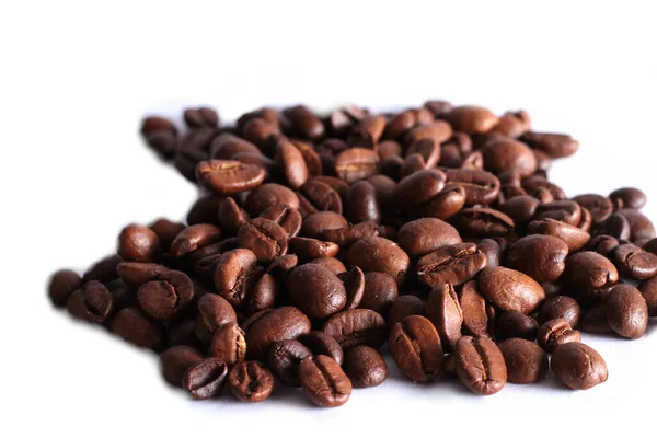 Beyaz arka planda izole edilmiş kavrulmuş kahve tohumları.