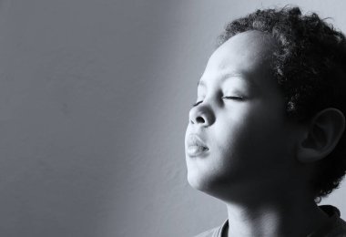 Küçük çocuk stüdyo geçmişi için Tanrı 'ya dua ediyor.