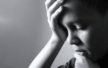 Küçük çocuk stüdyo geçmişi için Tanrı 'ya dua ediyor.