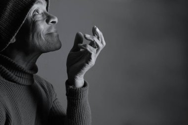 Stüdyo arka planı, inanç ve maneviyat kavramında Tanrı 'ya dua eden bir adam.