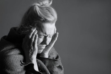 Stüdyo geçmişi olan gripten muzdarip bir kadın. Grip salgını