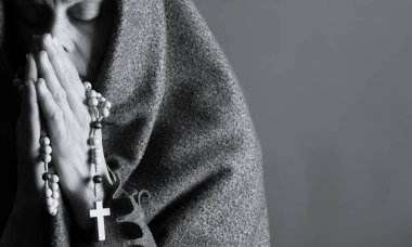 Dini inancını gösteren tanrıya dua eden bir kadın, stüdyo geçmişi ile dua eden Avrupalı bir kadın.