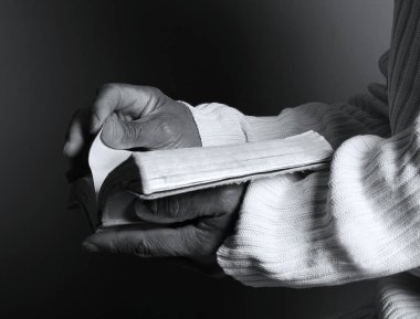 İncille Tanrı 'ya dua eden bir adam, Tanrı' ya dini inancını gösterir.