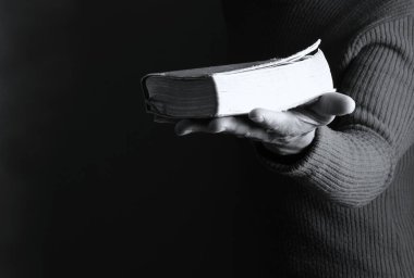 İncille Tanrı 'ya dua eden bir adam, Tanrı' ya dini inancını gösterir.