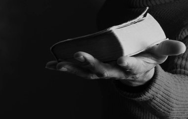 İncille Tanrı 'ya dua eden bir adam, Tanrı' ya dini inancını gösterir.