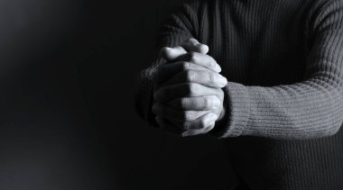 Stüdyo arka planı, inanç ve maneviyat kavramında Tanrı 'ya dua eden bir adam.