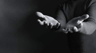 Stüdyo arka planı, inanç ve maneviyat kavramında Tanrı 'ya dua eden bir adam.