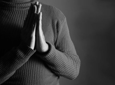 Stüdyo arka planı, inanç ve maneviyat kavramında Tanrı 'ya dua eden bir adam.