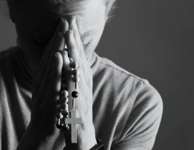 Ellerinde boncuklarla dua eden kadın, inanç ve maneviyat kavramı..