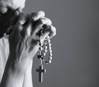 Ellerinde boncuklarla dua eden kadın, inanç ve maneviyat kavramı..