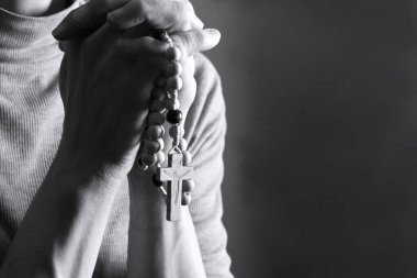 Ellerinde boncuklarla dua eden kadın, inanç ve maneviyat kavramı..