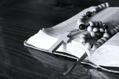 Kutsal İncil kitabı ve yakın çekim görüntüsü