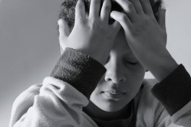 Küçük çocuk stüdyo geçmişi için Tanrı 'ya dua ediyor.