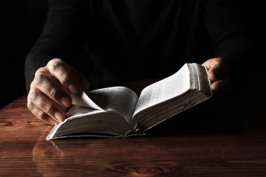 İncille Tanrı 'ya dua eden bir adam, Tanrı' ya dini inancını gösterir.