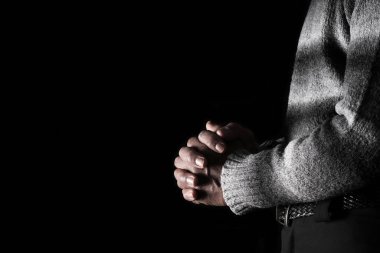 Stüdyo arka planı, inanç ve maneviyat kavramında Tanrı 'ya dua eden bir adam.