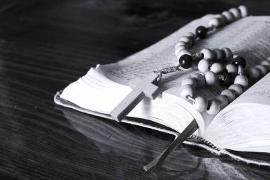 Masada tespih boncukları olan İncil kitabını aç. İnanç kavramı