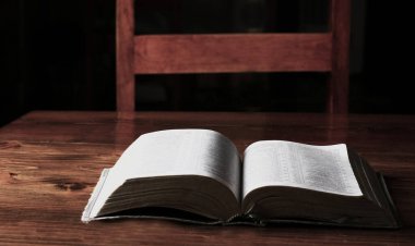 Masanın üzerinde İncil kitabı aç. İnanç kavramı