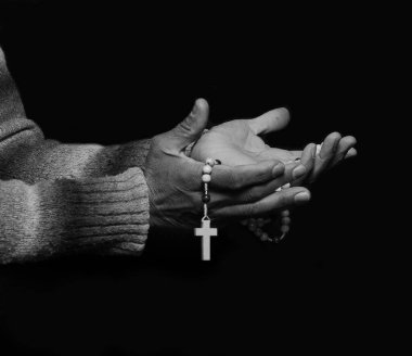 Tespihle dua eden bir adam, Tanrı 'ya dini inancını gösterir.