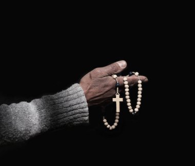 Tespihle dua eden bir adam, Tanrı 'ya dini inancını gösterir.