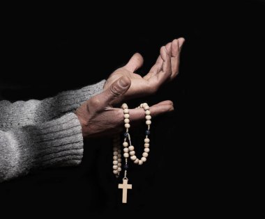 Tespihle dua eden bir adam, Tanrı 'ya dini inancını gösterir.