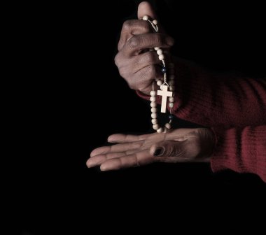 Adam İncil 'le dua ediyor, Tanrı' ya dini inancını gösteriyor.